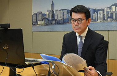 Secretary for Commerce & Economic Development Edward Yau introduces Hong Kong’s favorable and vibrant business environment at a webinar of the 2021 World Alliance Forum.