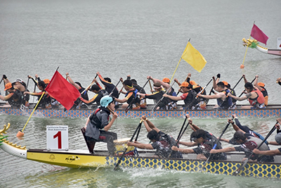 Photo shows athletes competing in the Hong Kong Economic and Trade Office in San Francisco Competitive Team Championship, a title-sponsored race by SFETO at the 2022 San Francisco Dragon Boat Championships.