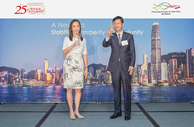 The Director of SFETO, Ms Jacko Tsang (left), and the Consul General of the People’s Republic of China in San Francisco, Mr Zhang Jianmin (right), propose a toast at a gala dinner in San Francisco, California, celebrating the 25th anniversary of the establishment of HKSAR on September 12.