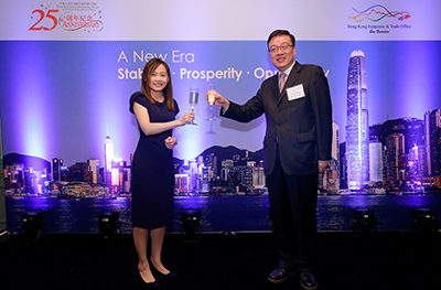 The Deputy Director of SFETO, Ms Emily Ng (left), and the Minister-counselor of the Embassy of the People's Republic of China in the United States of America, Mr Zhou Zheng (right), propose a toast at a reception celebrating the 25th anniversary of the establishment of HKSAR in Houston, Texas, on September 21.