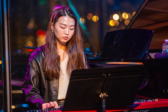 Keyboardist Sora Kim performed on stage.