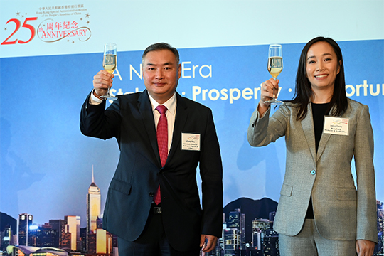 The Director of the Hong Kong Economic and Trade Office in San Francisco, Ms Jacko Tsang (right), and the Consul General of the People’s Republic of China in Los Angeles, Mr Zhang Ping (left), propose a toast at a business luncheon celebrating the 25th anniversary of the establishment of the Hong Kong Special Administrative Region in Los Angeles on October 26.