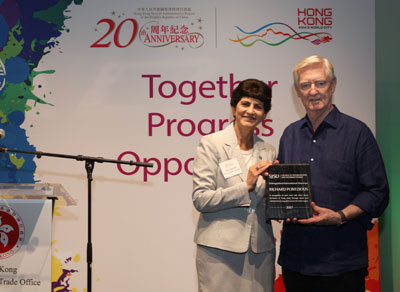 The President of San Jose State University, Dr Mary Papazian (left) presents the Distinguished Alumnus Award to the Founder and Artistic Director of the Asian Youth Orchestra, Mr Richard Pontzious (right) at a reception in San Jose hosted by the Hong Kong Economic and Trade Office, San Francisco.