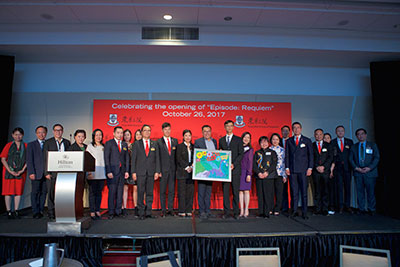 Dr Alan Lee, Chairman of the Tung Wah Group of Hospitals (center) presents a souvenir to  Mr Ivanhoe Chang, Director of the Hong Kong Economic and Trade Office in San Francisco at the dinner on October 26.  