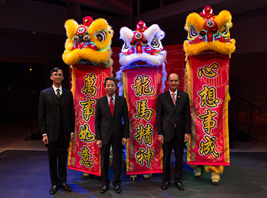 The Hong Kong Commissioner for Economic and Trade Affairs, USA, Mr Clement Leung (center); the Director of the Hong Kong Economic and Trade Office (HKETO) in San Francisco, Mr Ivanhoe Chang (left); and the Consul-General of the Consulate General of the People’s Republic of China in San Francisco, Mr Luo Linquan (right), are pictured with the lion dance troupe that performed at a spring reception held in San Francisco by the HKETO on February 26.