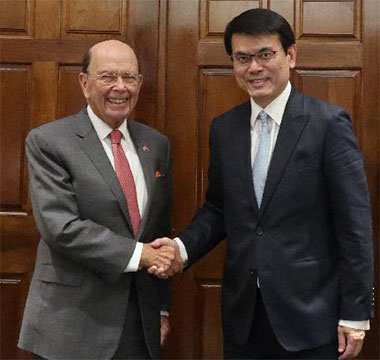 Hong Kong Secretary for Commerce and Economic Development, Mr Edward Yau (right), holds a bilateral meeting with the United States (US) Secretary of Commerce, Mr Wilbur Ross (left), in Washington, DC to exchange views on US-Hong Kong trade relations.