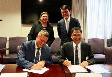 Hong Kong Secretary for Commerce and Economic Development, Mr Edward Yau (back row, right), and the Acting Deputy Secretary of Commerce of the United States (US), Ms Karen Dunn Kelley (back row, left), witness the signing of the Statement of Intent on Smart Technology Collaboration between the US Department of Commerce and the Hong Kong Productivity Council in Washington, DC.