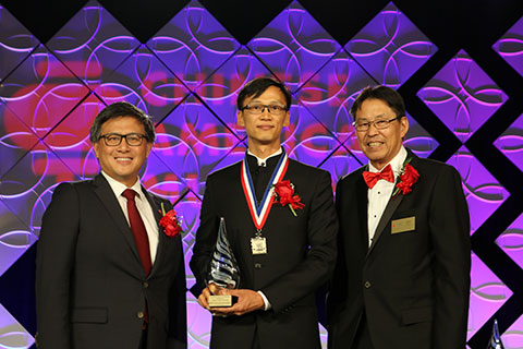 Mr. Ivanhoe Chang, Director of the Hong Kong Economic and Trade Office, San Francisco (center) received the Excellence in International Partnerships award from California State Treasurer John Chiang (left) and President of Friends of the Chinese American Museum Jim Jang at the Gala on September 13, 2018.