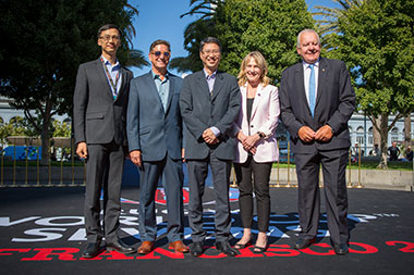 The Nations Welcome Ceremony was hosted by the Rugby World Cup Sevens 2018 on July 19 at the Embarcadero Plaza in San Francisco to kick off the tournament weekend. Photo shows the Chairman of World Rugby, Mr Bill Beaumont (right); the Chairman of the Board, USA Rugby, Ms Barbara O’Brien (second right);the Hong Kong Commissioner for Economic and Trade Affairs, USA, Mr Eddie Mak (middle); the Director of the Hong Kong Economic and Trade Office, San Francisco, Mr. Ivanhoe Chang (left) and the President and CEO of SF Travel, Mr Joe D’Alessandro (second left)at the ceremony.