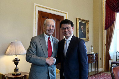 Hong Kong Secretary for Commerce and Economic Development, Mr Edward Yau (right), met with the Chairman of the United States (US) Senate Finance Committee, Mr Chuck Grassley (left), on June 11 in Washington, DC. 