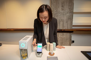 Mazing Lee and her smart herbal brewer, Lify