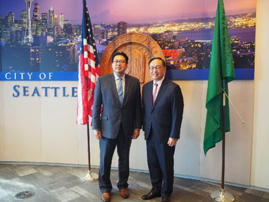 Hong Kong Secretary for Innovation and Technology, Mr Nicholas W Yang (right with Senior Deputy Mayor of Seattle, Mr Michael Fong, in Seattle.